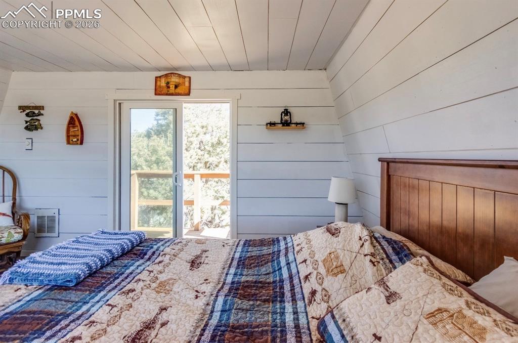 Image 27 of 30: Bedroom