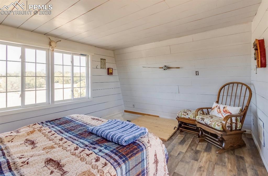 Image 28 of 30: Bedroom