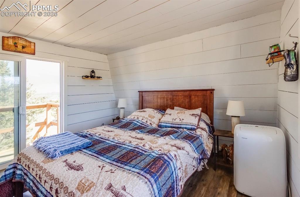 Image 29 of 30: Bedroom