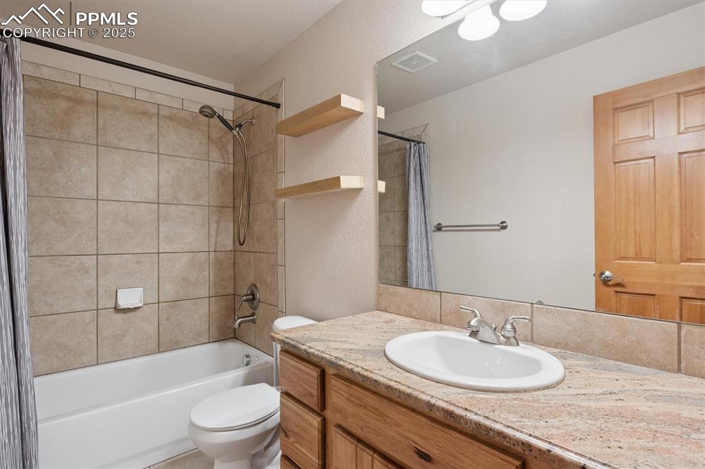 Image 29 of 42: Full bathroom in between bedrooms 2 and 3 