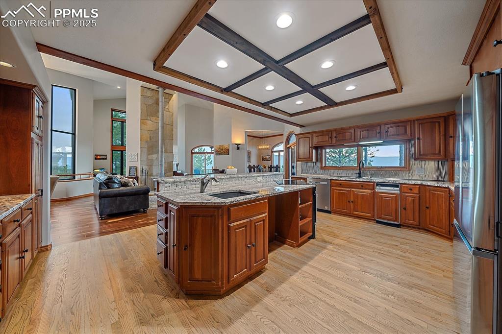 Image 15 of 50: Kitchen