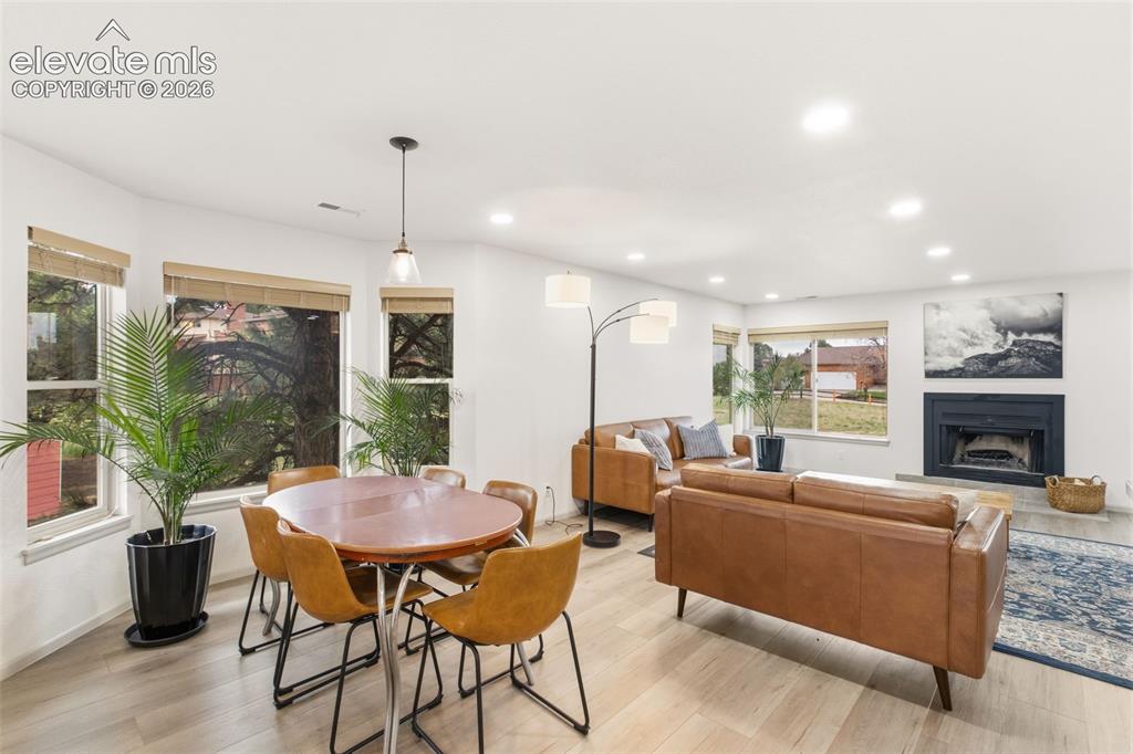 Image 10 of 27: Dining Area