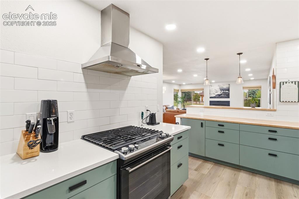 Image 12 of 27: Kitchen