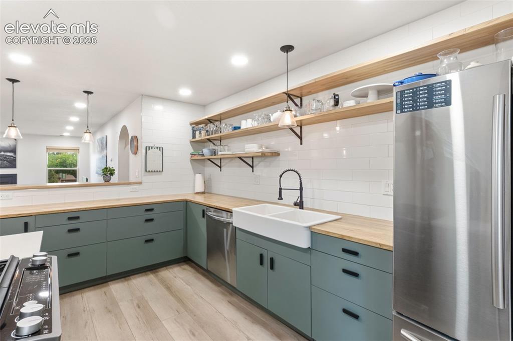 Image 13 of 27: Kitchen