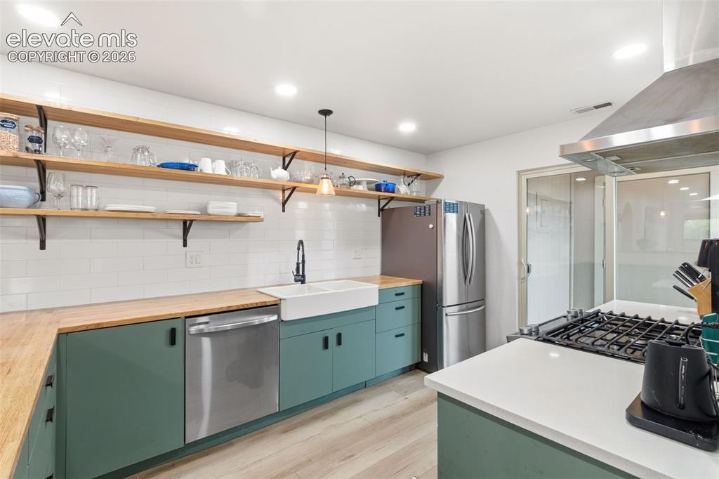 Image 14 of 27: Kitchen