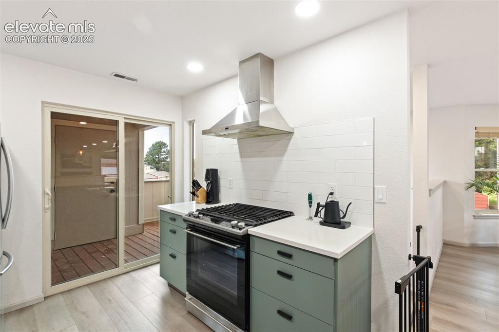 Image 15 of 27: Kitchen