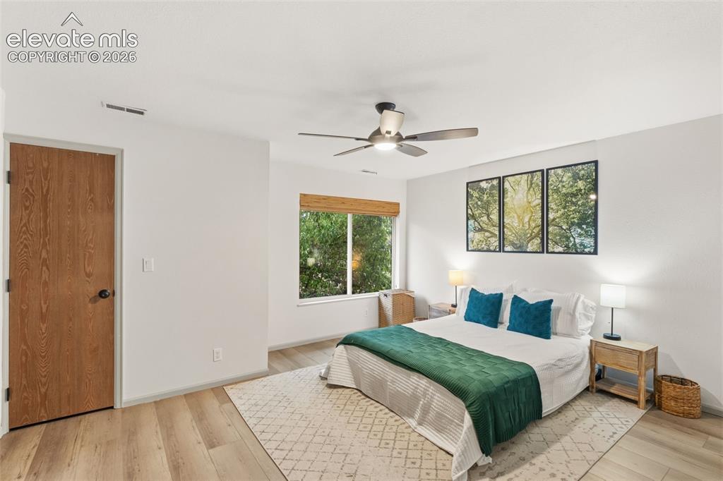 Image 16 of 27: Bedroom