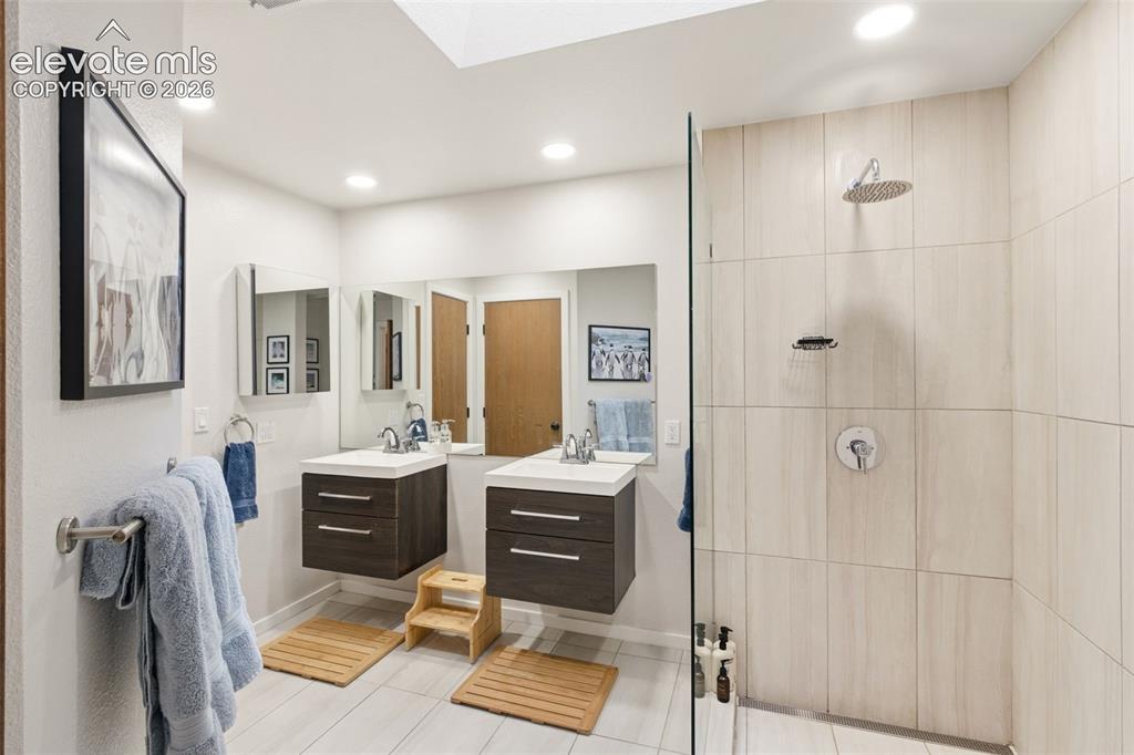 Image 20 of 27: Bathroom