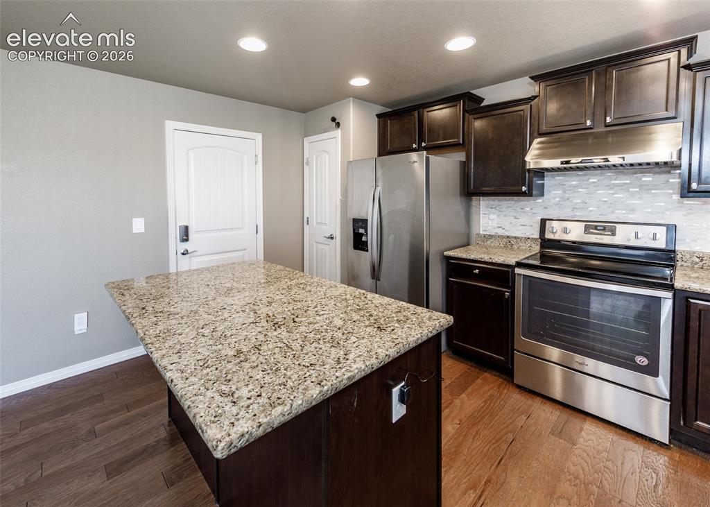 Image 14 of 32: Kitchen