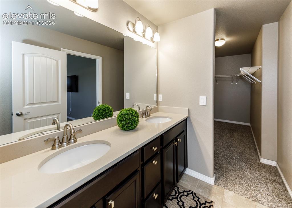 Image 19 of 32: Bathroom
