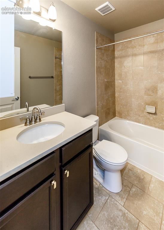 Image 22 of 32: Bathroom