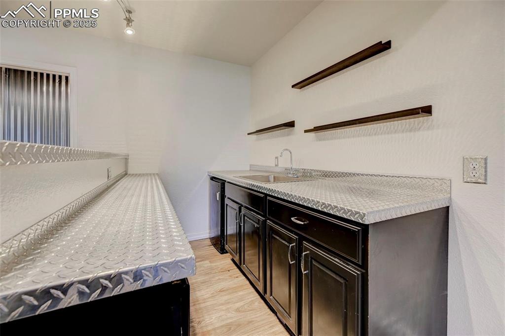 Image 23 of 34: Kitchen