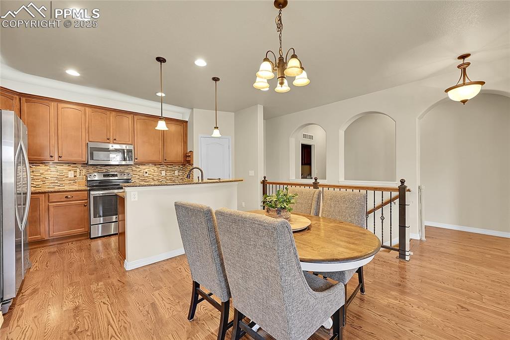 Image 12 of 29: Dining Area
