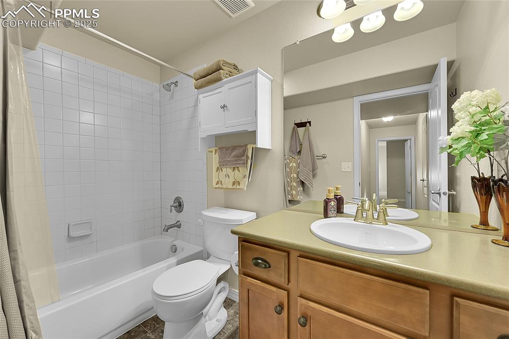 Image 29 of 29: Bathroom