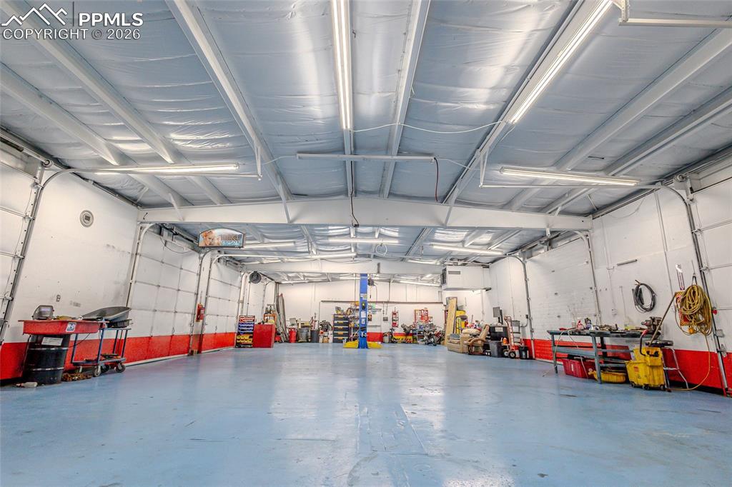 Image 6 of 9: Garage