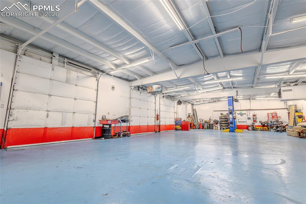 Image 7 of 9: Garage