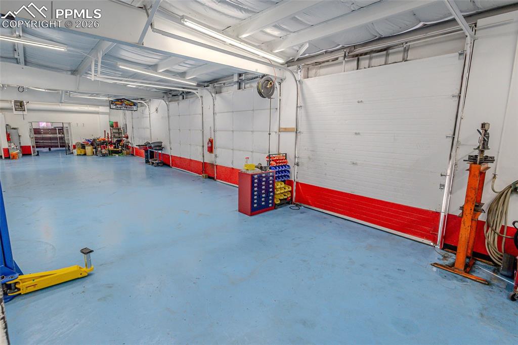 Image 8 of 9: Garage