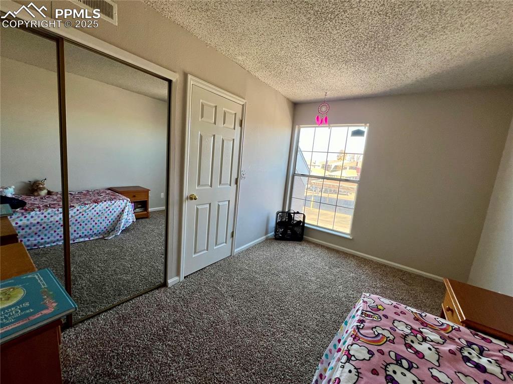 Image 18 of 24: Bedroom