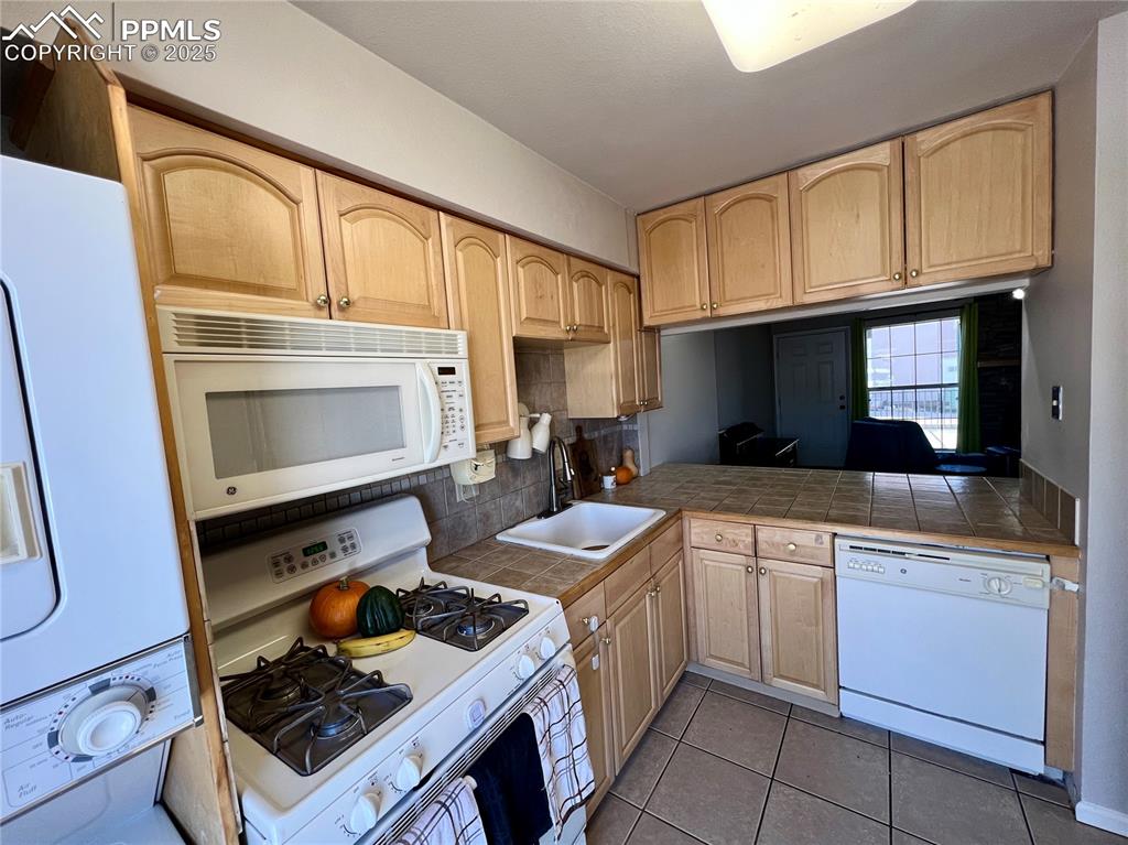 Image 8 of 24: Kitchen with all appliances