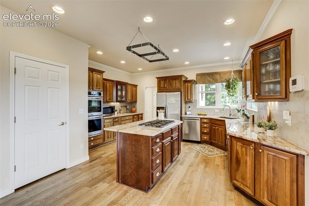 Image 17 of 50: Kitchen