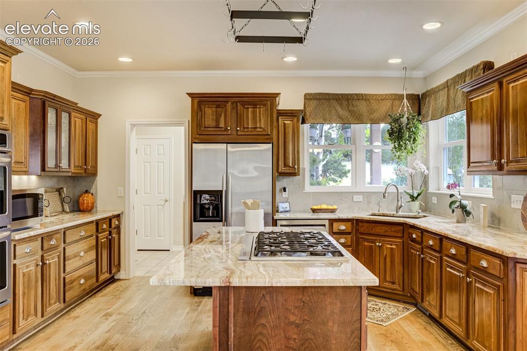 Image 18 of 50: Kitchen