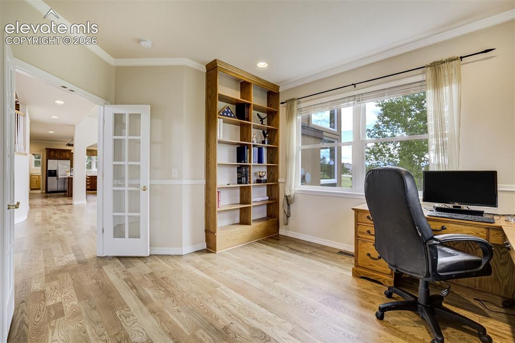 Image 19 of 50: Office