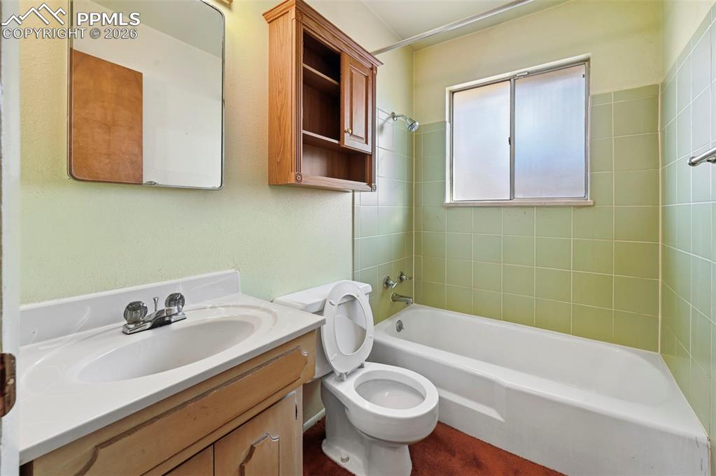 Image 14 of 30: Bathroom