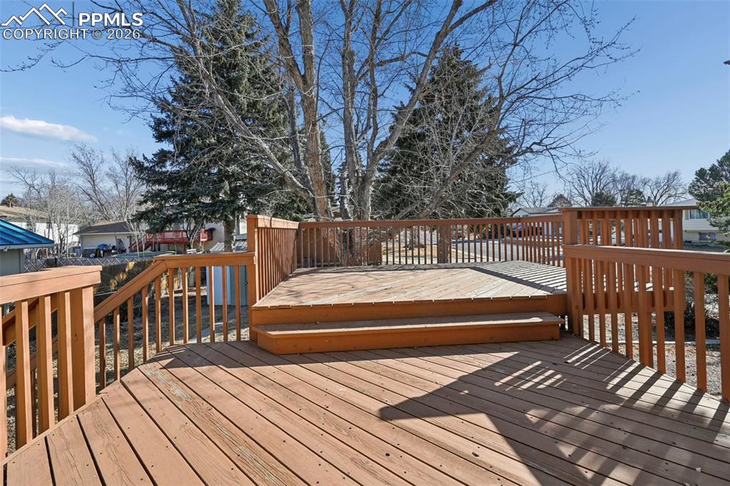 Image 17 of 30: Deck