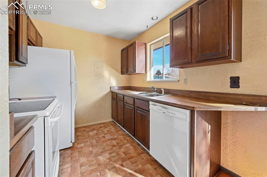 Image 18 of 30: Kitchen