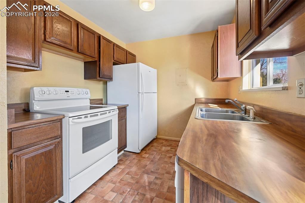 Image 19 of 30: Kitchen