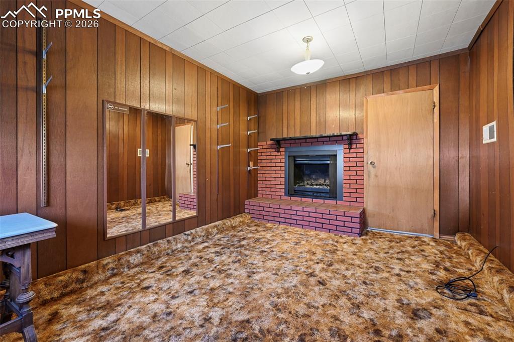 Image 21 of 30: Living Room