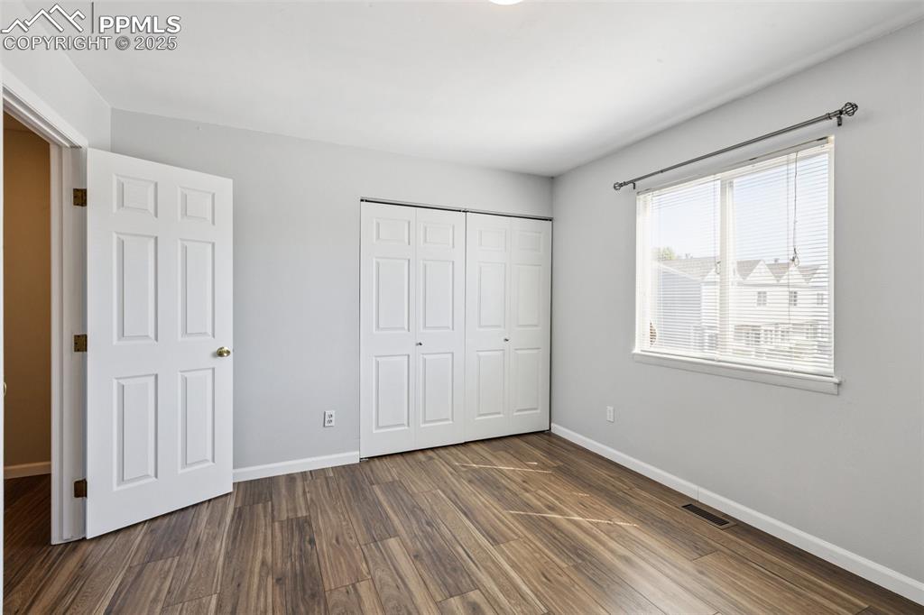Image 17 of 24: Bedroom
