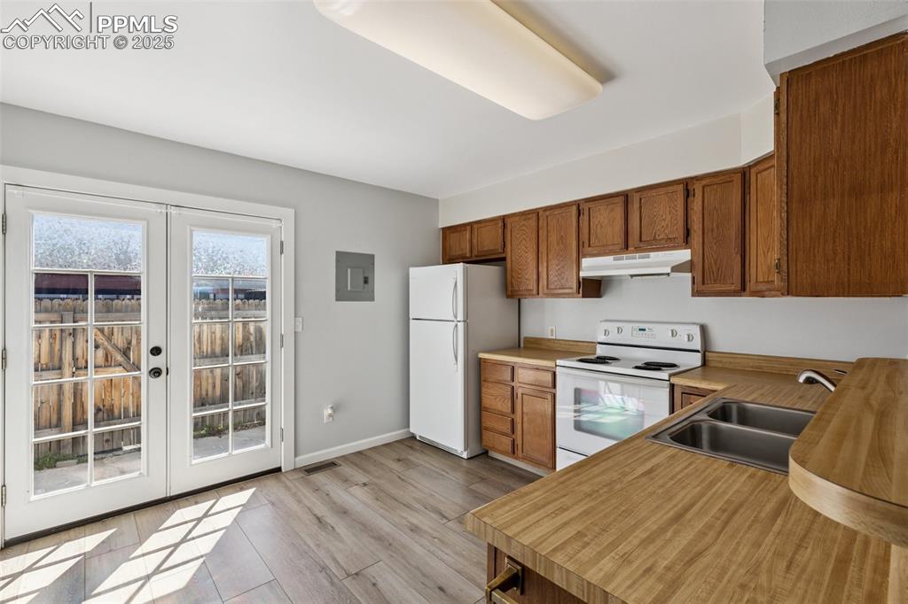 Image 8 of 24: Eat-in kitchen walks out to enclosed patio
