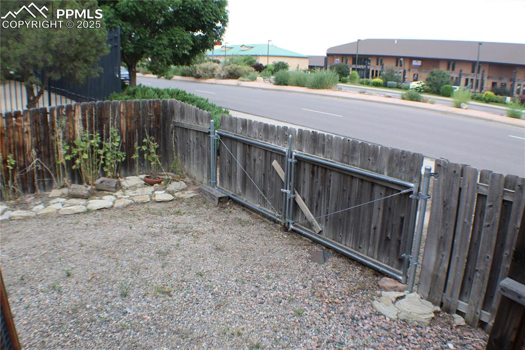 Image 20 of 23: Yard