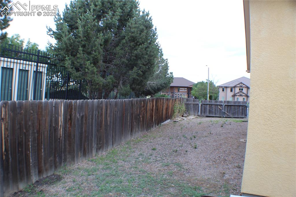 Image 21 of 23: Yard