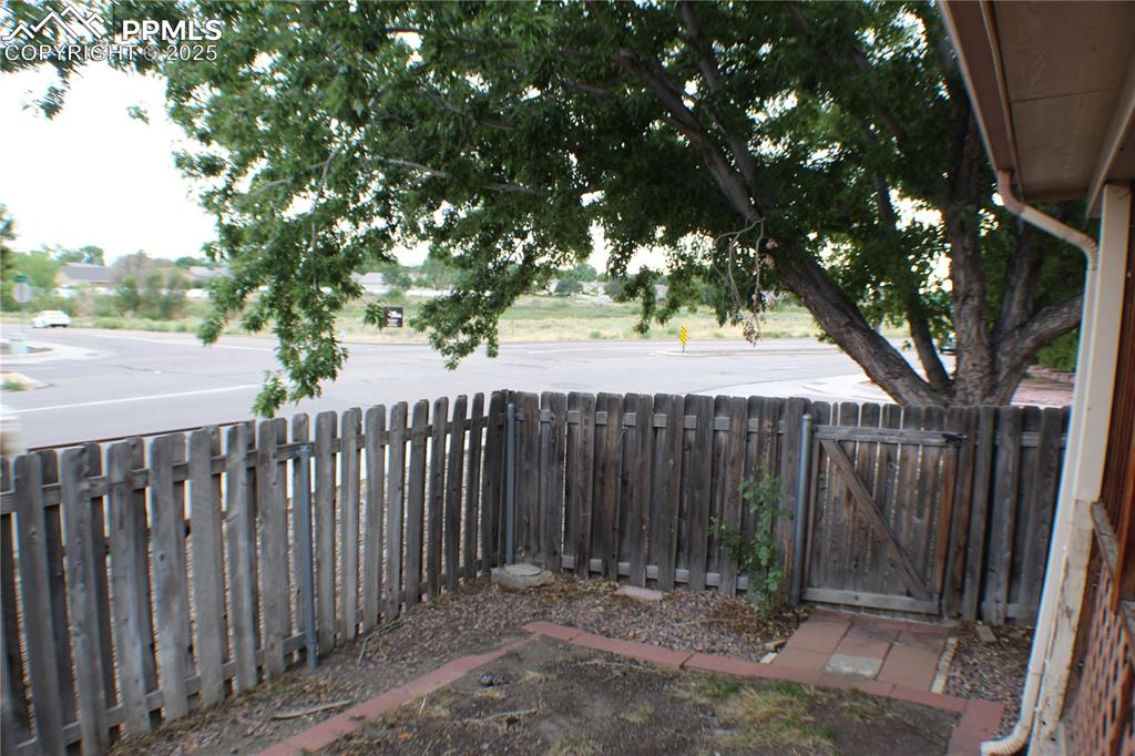 Image 22 of 23: Yard