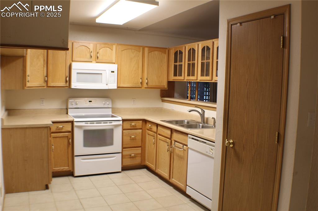 Image 5 of 23: Kitchen