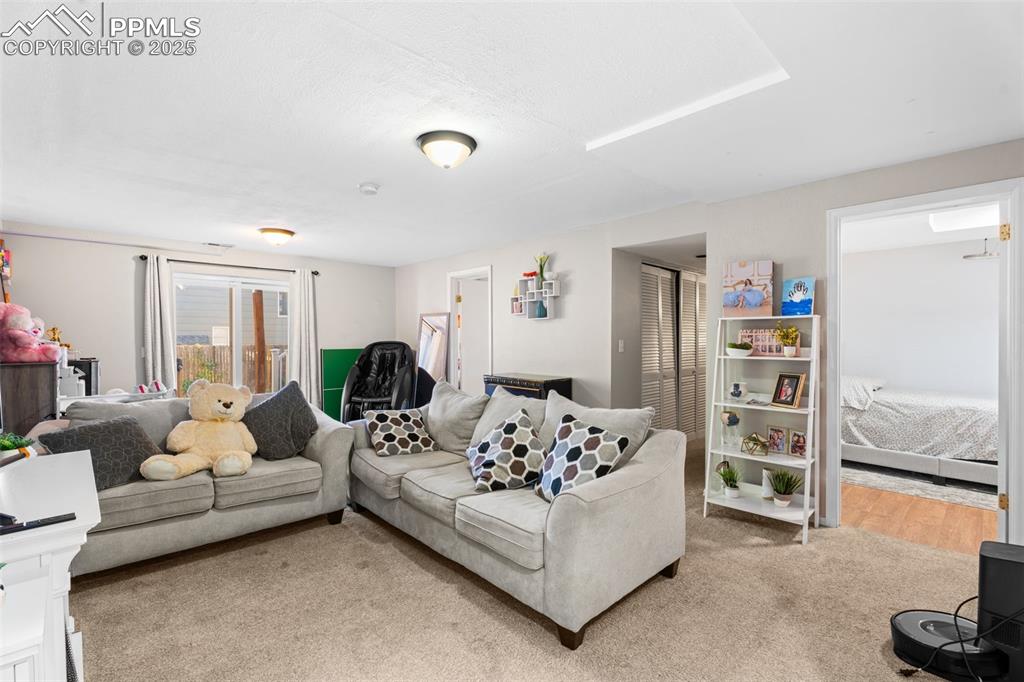 Image 15 of 30: Living Room