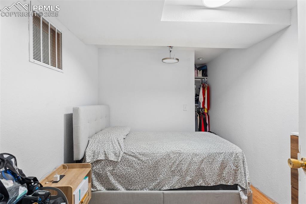 Image 18 of 30: Bedroom