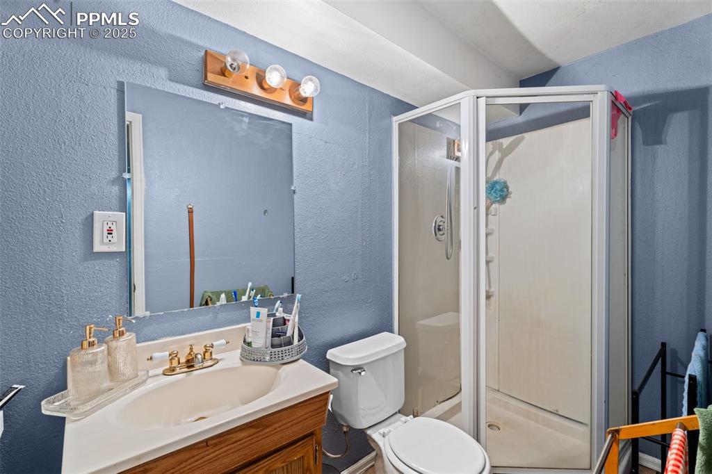 Image 19 of 30: Bathroom