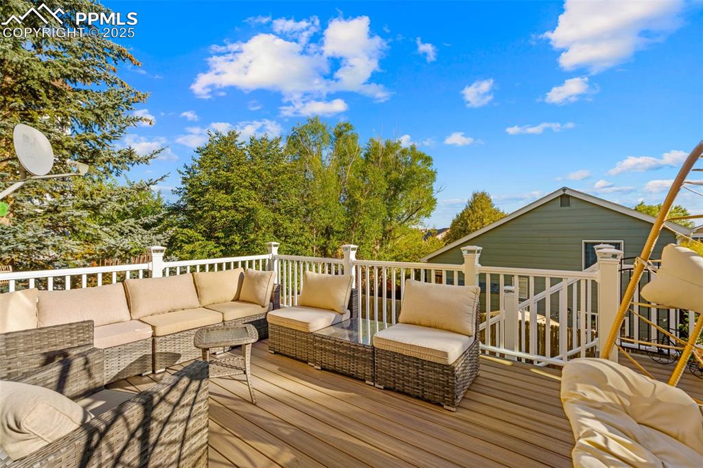 Image 20 of 30: Deck