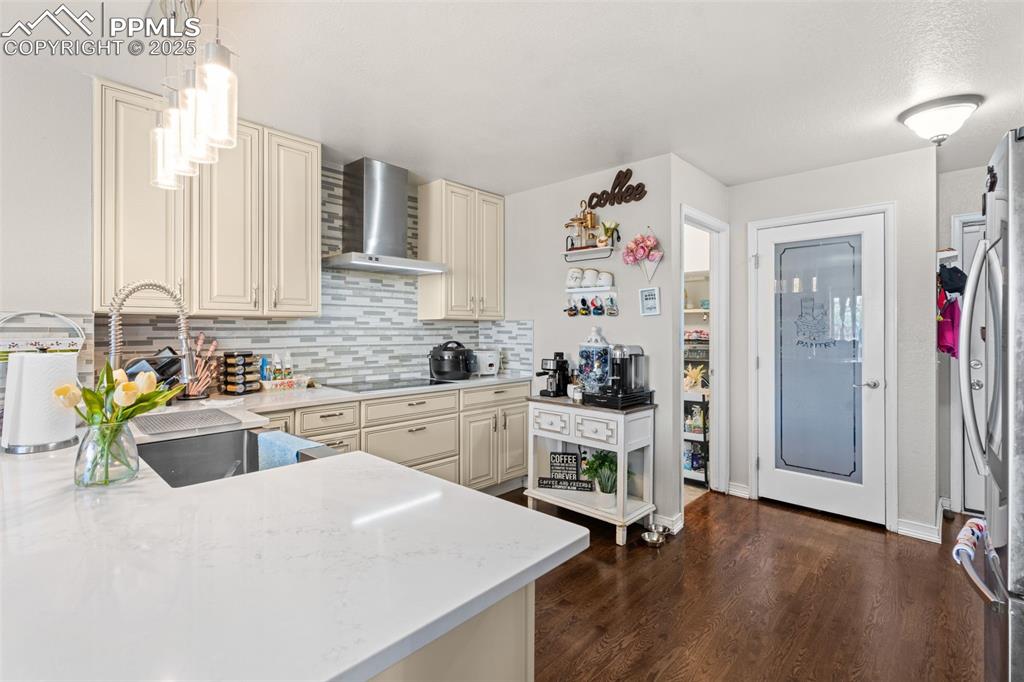 Image 7 of 30: Kitchen