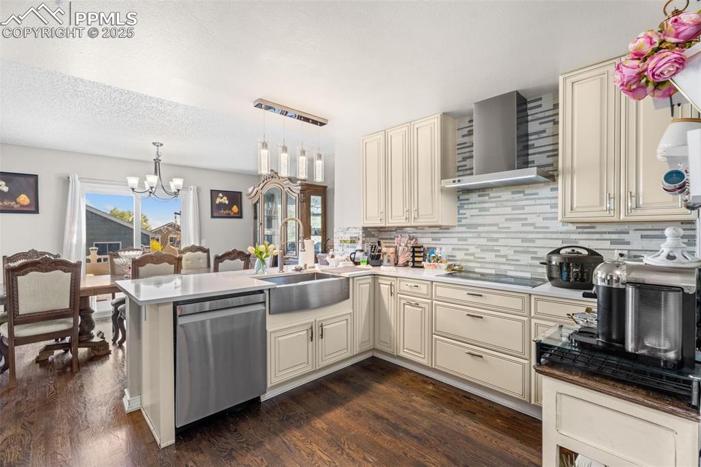 Image 8 of 30: Kitchen