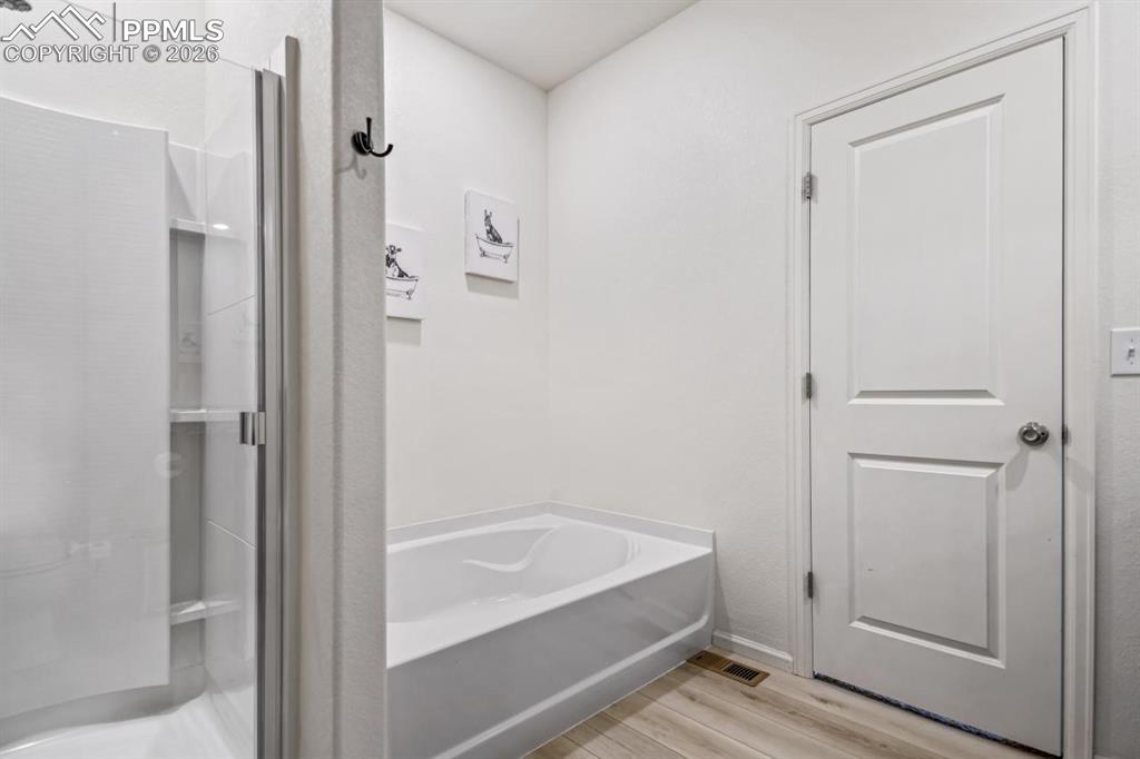 Image 18 of 21: Bathroom