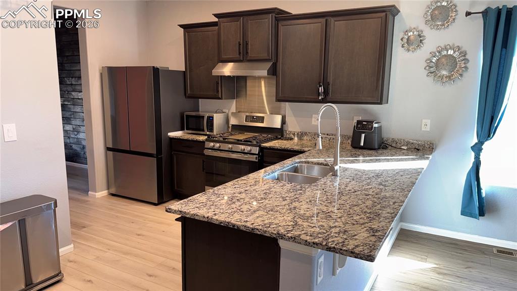 Image 19 of 21: Kitchen