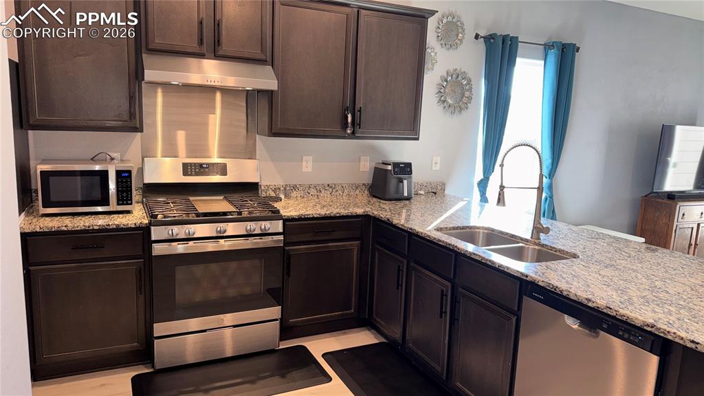 Image 20 of 21: Kitchen