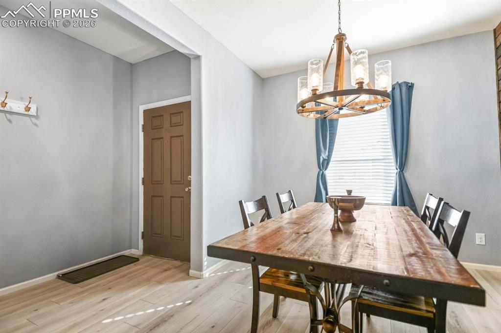 Image 7 of 21: Dining Area