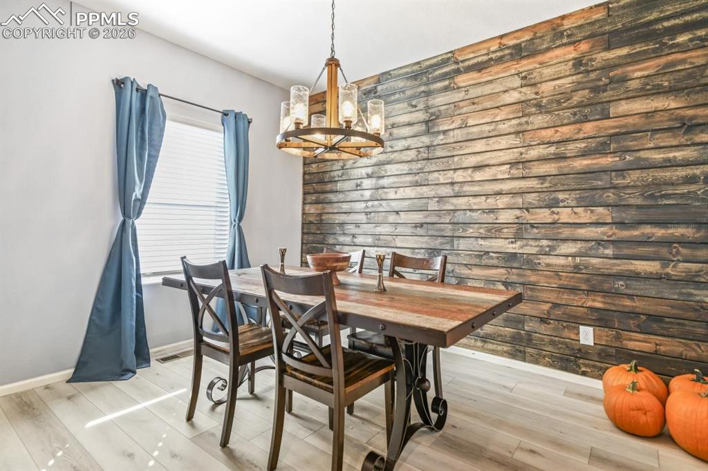 Image 8 of 21: Dining Area