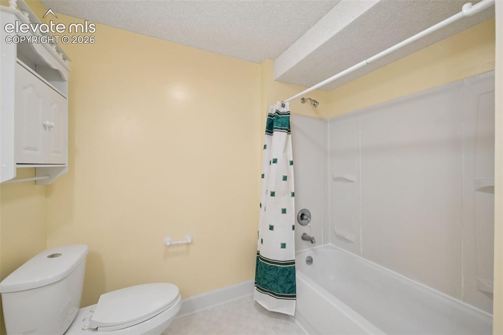 Image 22 of 28: Bathroom
