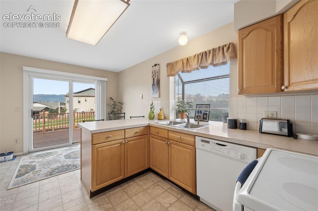 Image 8 of 28: Kitchen